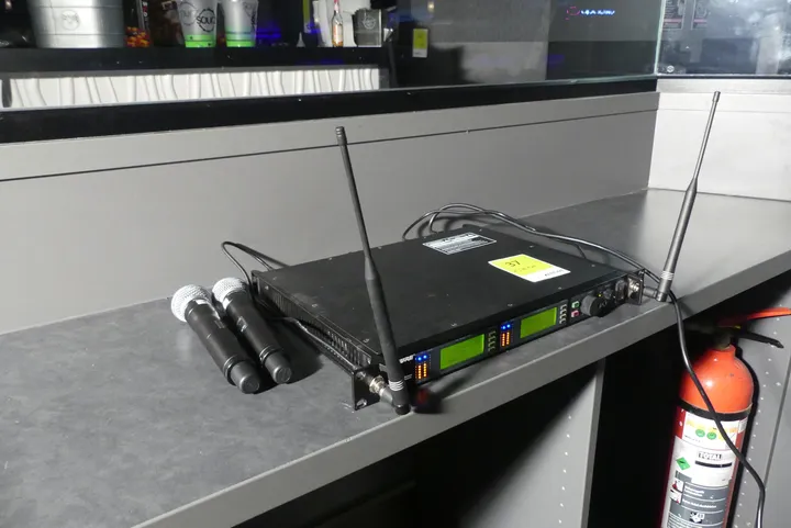 hure Funkempfänger, mit 2x Funkmikrofon Modell: UR4D+